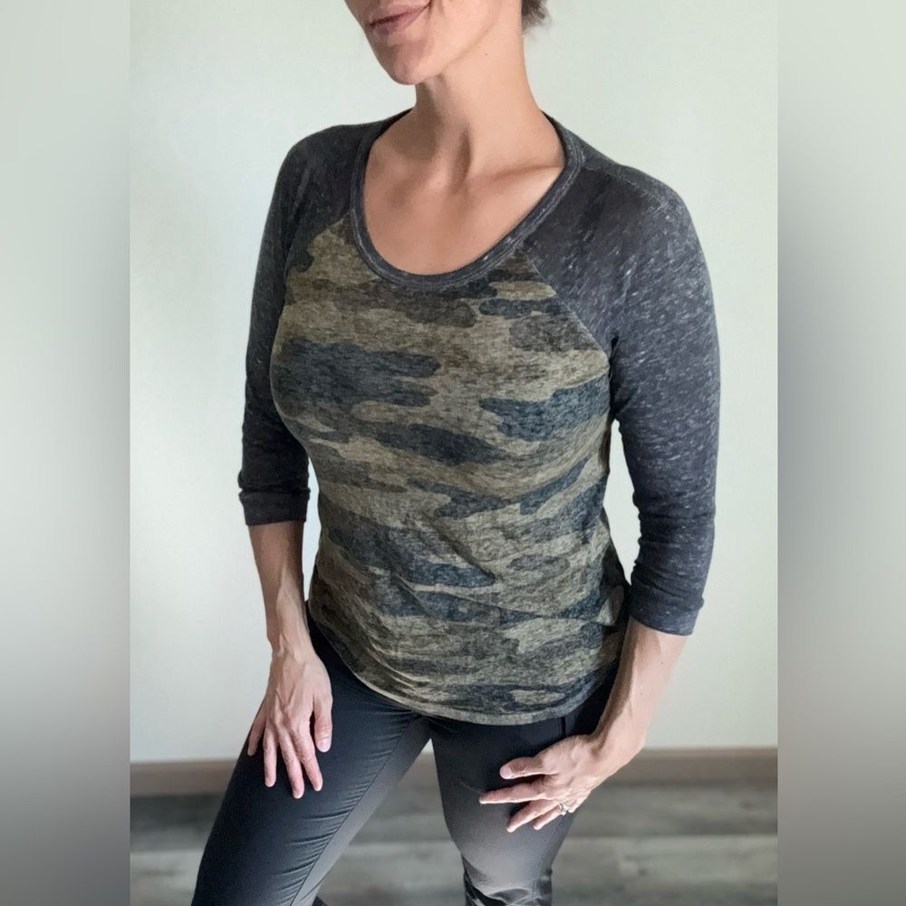 Lucky Brand Camo Burnout Baseball Tee Small Stretchy Olive Gray
